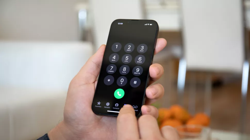 Cómo poner una llamada en espera en dispositivos Android y iOS