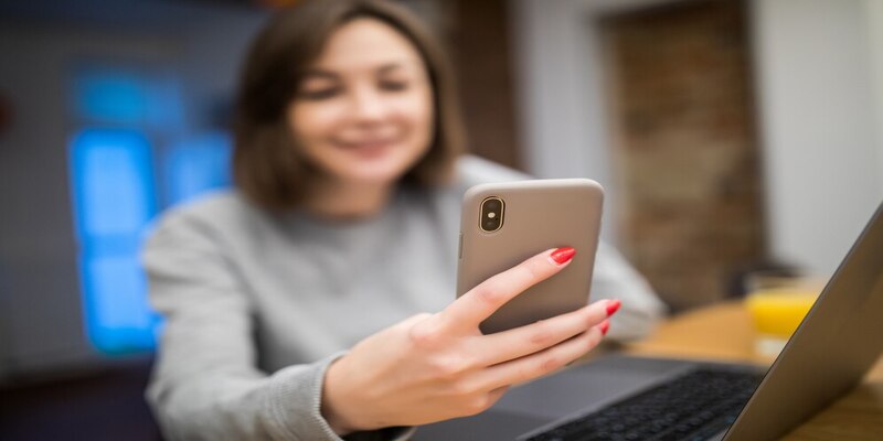 mujer ocupada trabajando casa computadora portatil tiene llamada su telefono 231208 3230