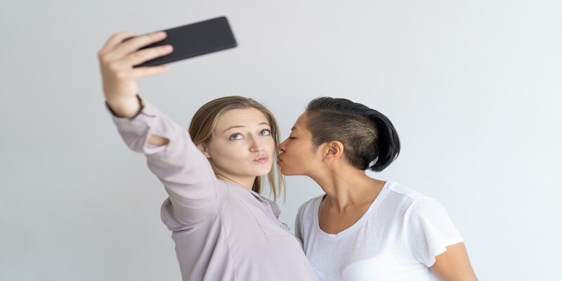 mujeres besandose tomando fotos autofotos 1262 18130