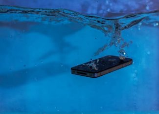 Qué hacer si mi celular cae al agua 6 pasos para recuperarlo