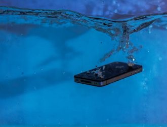 Qué hacer si mi celular cae al agua 6 pasos para recuperarlo