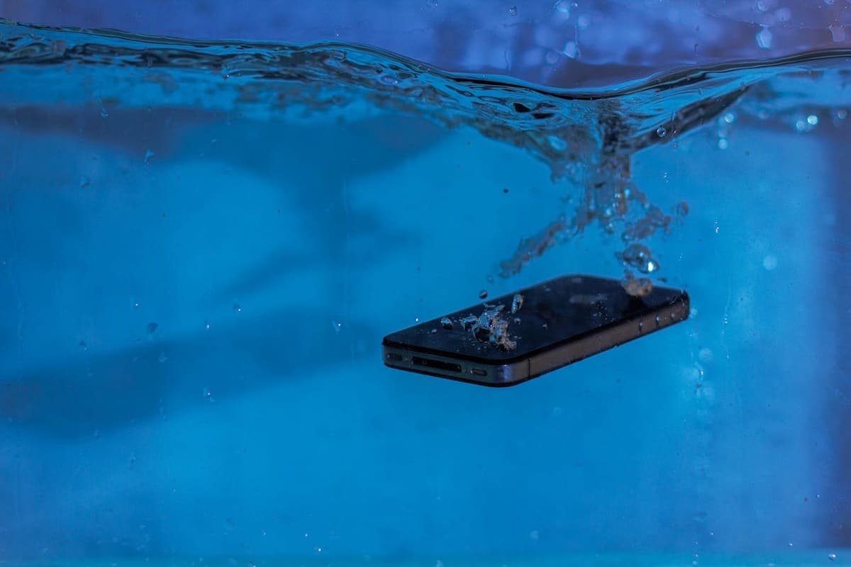 Qué hacer si mi celular cae al agua: 6 pasos para recuperarlo 1 Qué hacer si mi celular cae al agua 6 pasos para recuperarlo