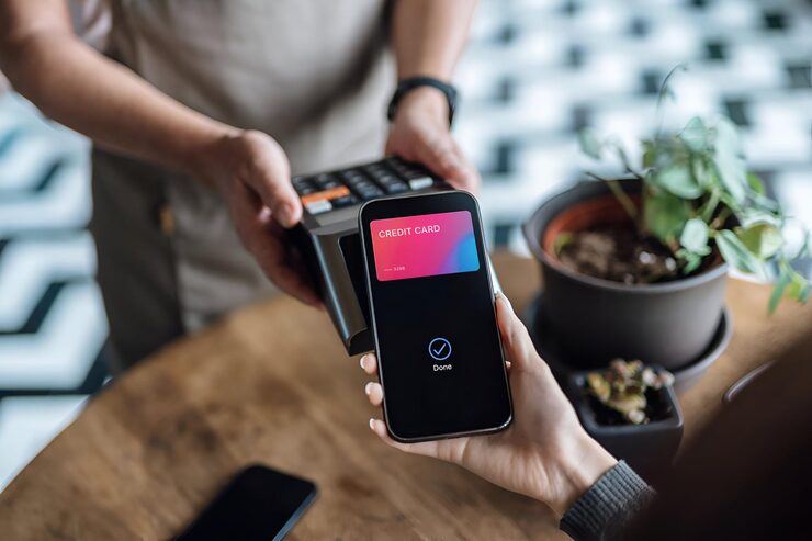 ¿Cómo pagar con Apple Pay? Aprende a configurarlo y realizar pagos 1 persona pagando con su celular usando apple pay